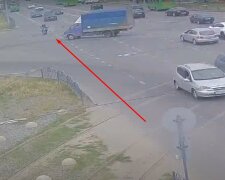 Летів на шаленій швидкості: відео ДТП вантажівки і мотоцикла в Харкові