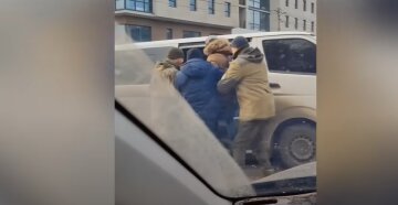 В Харькове мужчины в военной форме насильно затолкали парня в "бус"