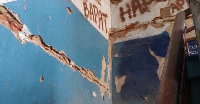 "Как вообще там люди живут?": самый жуткий подъезд в Харькове показали в сети, кадры