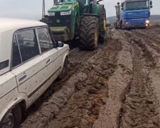 Жителів Одещини відрізало від зовнішнього світу болото на дорозі, відео "От би депутатів туди"
