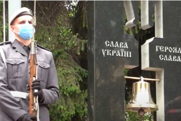 "У них відсутня совість": у Києві вандали облили фарбою пам'ятник воїнам АТО, фото