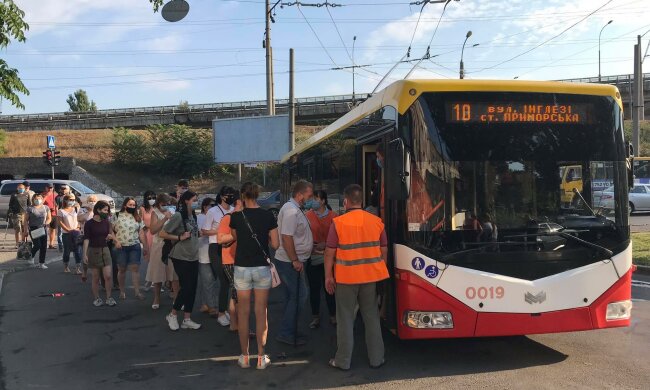 В одесском транспорте за пассажиров взялись с новыми силами, фото: "драки, разбитые стекла и двери"