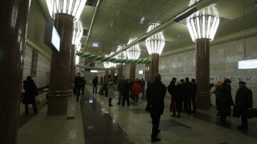 Пассажиров едва не придавило в метро Киева: фото и детали ЧП