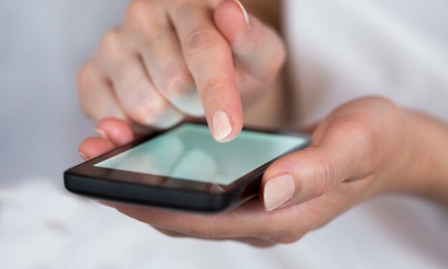 kompanija_samsung_zapatentovala_telefon_kotoryj_mozhet_skanirovat_ladon_ruki