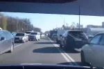 У харьковчанки в авто начались роды, дороги сковали пробки: кадры и детали происходящего