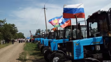 Як поліцейські зупинили наступ трактористів на Москву (відео)