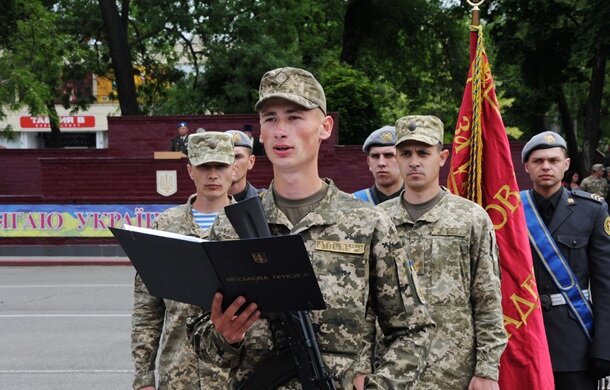 Випускників українських шкіл почали масово забирати в армію замість вишів: що відомо