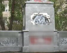 На Харьковщине вандалы изуродовали памятник защитникам Украины: фото с места