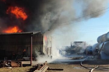 Масштабна пожежа розгорілася на заводі під Одесою, кадри НП: охопила сотні квадратних метрів