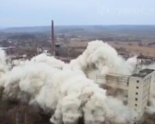 Підірвали будівлю фаянсового заводу під Харковом: момент руйнування потрапив на відео