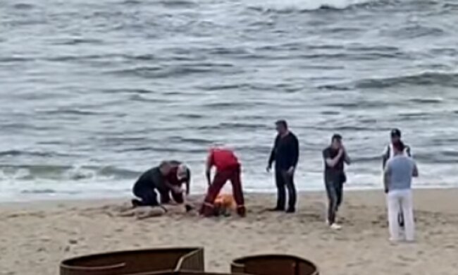 Трагедия на пляже под Одессой: большие волны накрыли компанию молодых людей, видео