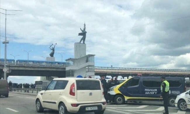 Загроза вибуху мосту в Києві: з'явилося фото мінера "вимагає Авакова"