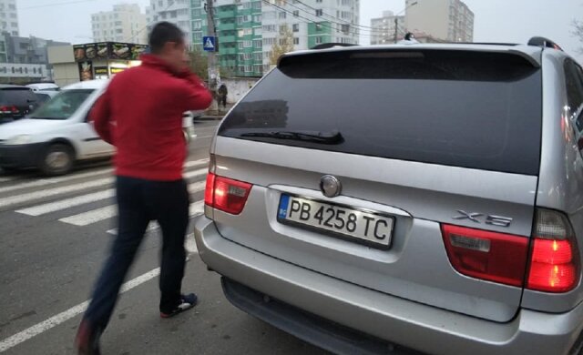 В Одессе автохам прославился после парковки своего БМВ, люди негодуют: "взять биту и отрехтовать"