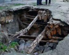 Життя жителів в небезпеці: двір в Одесі йде під землю, кадри руйнувань