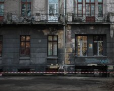 В центре Одессы здание общежития и университета рассыпается на глазах, кадры ЧП: "студентам запретили..."