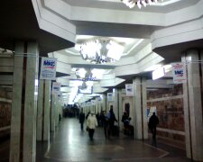 ЧП в метро Харькова: мужчина атаковал людей, инцидент попал на камеру