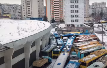 «Кладбище» автобусов в Киеве показали с высоты птичьего полета: устрашающее видео
