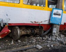 Руйнівна НП на зупинці в Одесі, відео: "Трамвай зійшов з рейок і зніс..."