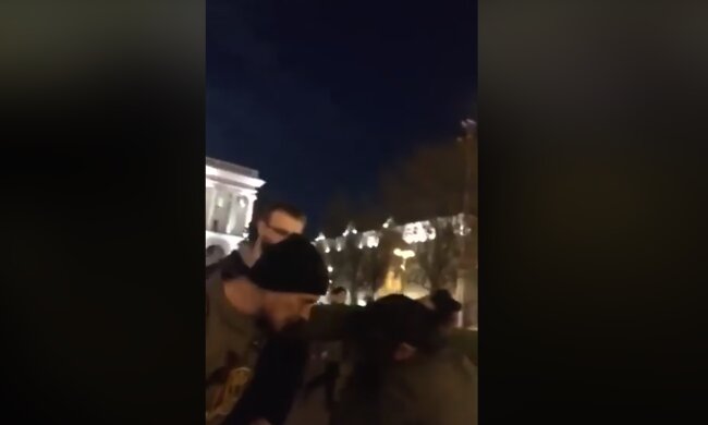 Ветеран АТО побив ромів на Майдані: кадри з місця подій