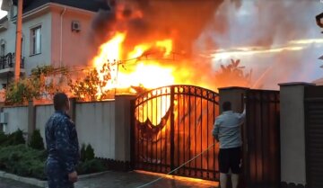 В элитном районе Одессы вспыхнул пожар, съехались спасатели: видео ЧП