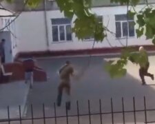 Стрілянину відкрили у дворі школи під Одесою: очевидці поширили відео
