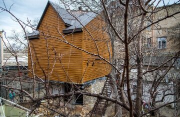 "Хатинка на курячих ніжках": дивний будинок побудували в центрі Одеси, фото