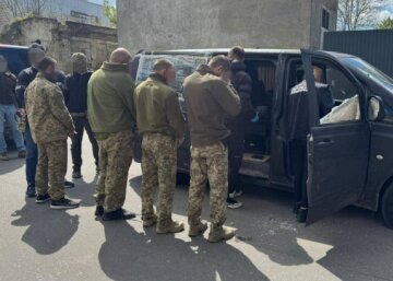 «Прибежали люди в масках»: задержанные с поличным работники ТЦК в Одессе выступили с неожиданными заявлениями