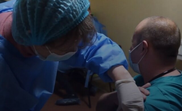 Вакцинація від коронавірусу в Україні: як себе почувають перші щеплені