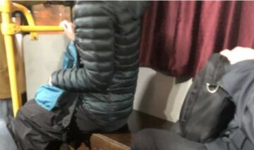 У київській маршрутці пасажирів возять на тумбочці: фото з транспорту