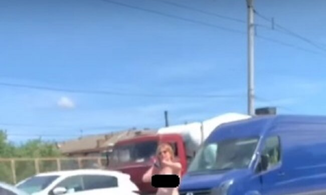 Бесстыжая киевлянка прогулялась по мосту в одном белье, водители не удержались: "Очень жарко"