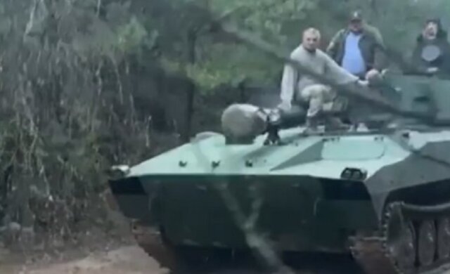"А на передовую слабо?": зять Нины Матвиенко поехал на танке за грибами и разозлил украинцев