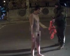 Под Одессой раздетый мужчина устроил переполох, видео: "кричал, что по нему что-то ползает"