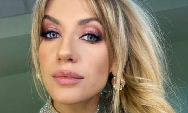 Длинноногая Никитюк покуражилась в ультракоротком мини: "Вот это новогодний подарок!"