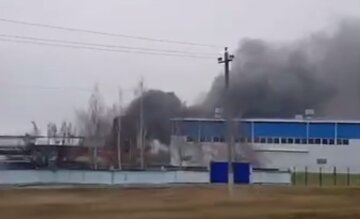 Місцеві почули звуки вибухів: пожежа спалахнула на військовому об'єкті в Росії, кадри