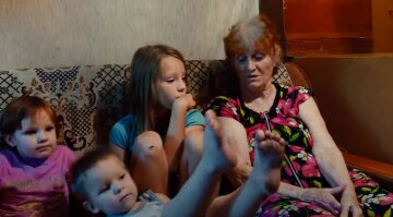 "У трусиках і футболках": під Одесою горе-мати підкинула пенсіонерці трьох дітей, відео