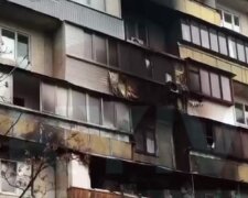 В Киеве пламенем охватило многоэтажку, всплыли детали: "пожарные сбрасывали вызов и ехали полчаса"