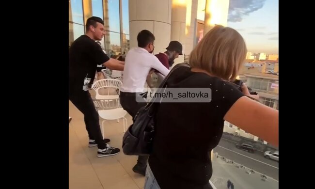 Через нерозділене кохання: харків'янин вирішив стрибнути з балкона ТРЦ, відео