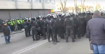 "Чорна армія" увійшла в центр Києва: починається Майдан, проти мітингувальників пустили газ