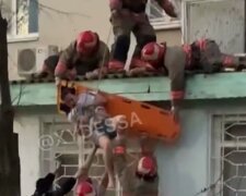 Дівчина випала з вікна багатоповерхівки під Одесою, рятувальники мало не добили її: відео НП