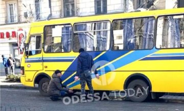 В центре Одессы маршрутка "потеряла" бензобак: отпал на ходу, видео