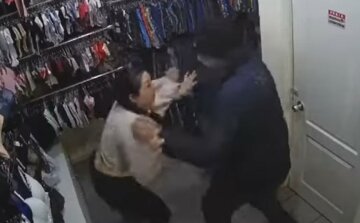 Чоловік атакував продавщицю в магазині: інцидент потрапив на камеру