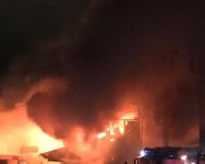 Ринок "Барабашово" в Харкові охопила масштабна пожежа: кадри і відео з місця НП