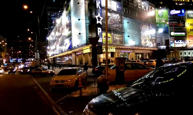 "Фонтан, як в Еміратах": у центрі Києва прорвало трубу, відео масштабної НП