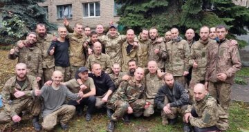 "Герои - дома": десятки защитников Украины вернулись домой из плена, первые кадры