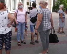 украинцы, на улице, в масках, пенсионеры, пенсионерки, пенсии