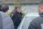 Выбрасывал деньги из окна: полицейскому на Одесчине грозит восем лет лишения свободы, подробности