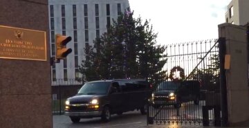 Російські дипломати тікають з США на машинах без номерів (відео)