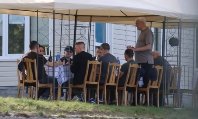 У КМДА заявили, що "алко-застілля" чиновників на День жалоби було "робочою зустріччю"