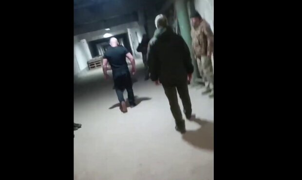 Командир взводу побив ногами солдата-строковика, спалахнув скандал: відео та перші офіційні подробиці