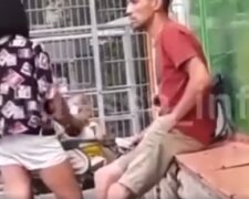 В Одессе горе-мать напоила ребенка в коляске алкоголем: момент попал на видео
